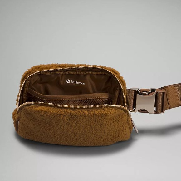 Everywhere Fleece Belt Bag - Picture 5 of 7